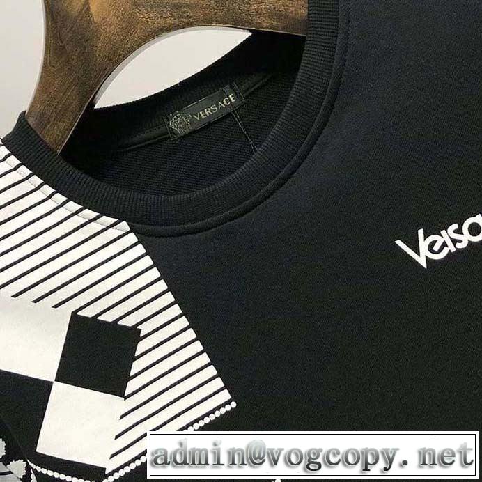 ヴェルサーチVERSACE プルオーバーパーカー 今期のトレンド定番アイテム 2019春夏人気トレンドアイテム