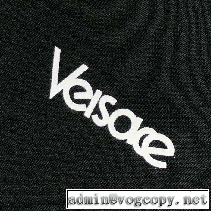 ヴェルサーチVERSACE プルオーバーパーカー 今期のトレンド定番アイテム 2019春夏人気トレンドアイテム
