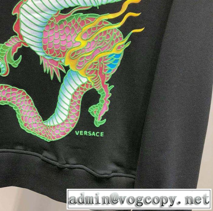 2019年春夏流行ファッション 大人の可愛さを引き立て ヴェルサーチVERSACE プルオーバーパーカー 2色可選