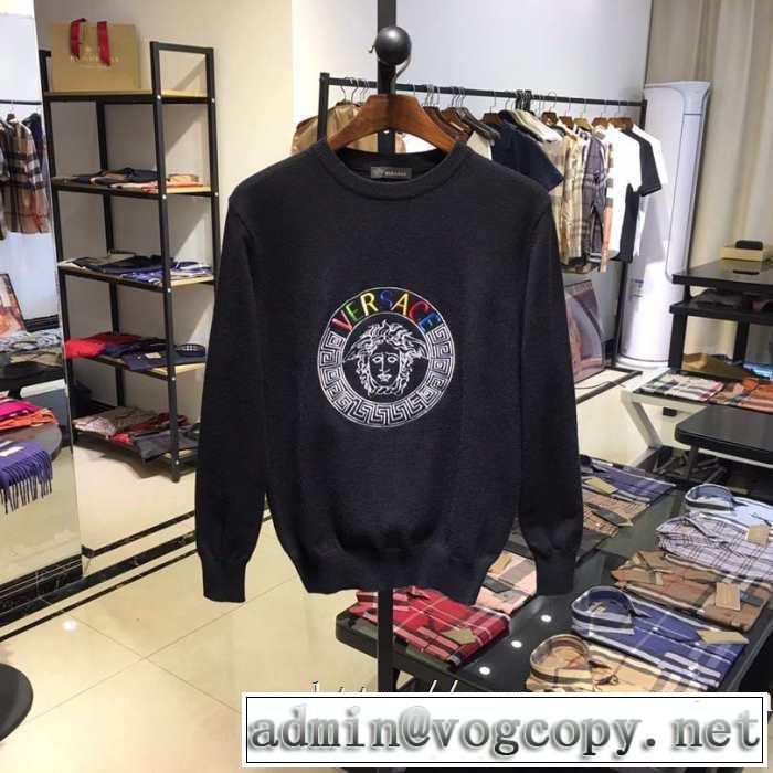 ヴェルサーチ VERSACE プルオーバーパーカー 2色可選 【2019秋冬】の注目トレンド オシャレスタイルが今年流