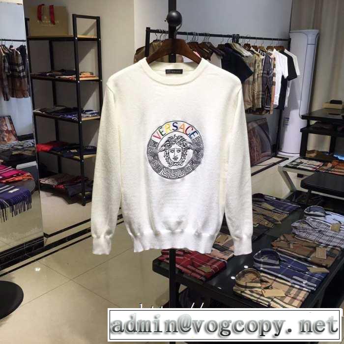 ヴェルサーチ VERSACE プルオーバーパーカー 2色可選 【2019秋冬】の注目トレンド オシャレスタイルが今年流
