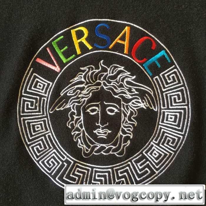 ヴェルサーチ VERSACE プルオーバーパーカー 2色可選 【2019秋冬】の注目トレンド オシャレスタイルが今年流