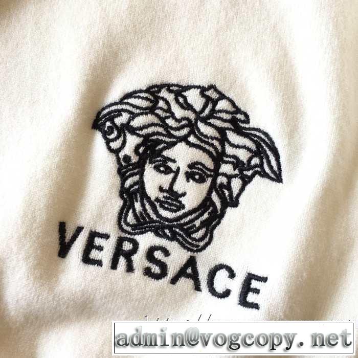 2019秋冬最重要アイテム サイズのよさを感じる新作 ヴェルサーチ VERSACE プルオーバーパーカー 2色可選