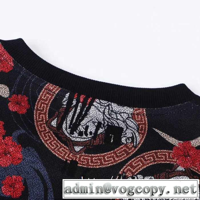 注目の秋ファッション一番 速報！2019年秋ファッショントレンド ヴェルサーチ VERSACE プルオーバーパーカー