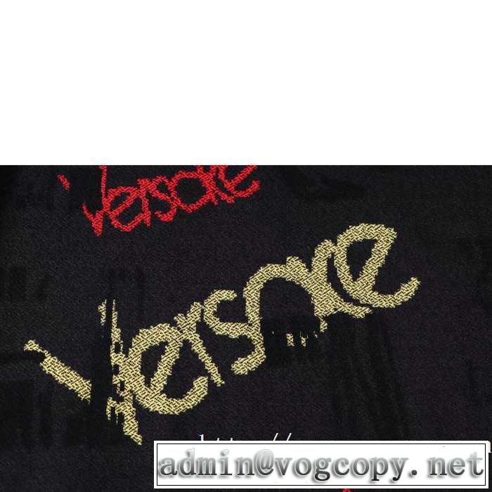 プルオーバーパーカー ヴェルサーチ VERSACE 人気ブランドの新作秋冬トレンド 秋服コーデ2019年版