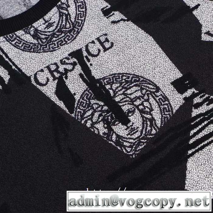ヴェルサーチ VERSACE プルオーバーパーカー  秋冬ファッションコーディネート 2019秋冬トレンドデザイン