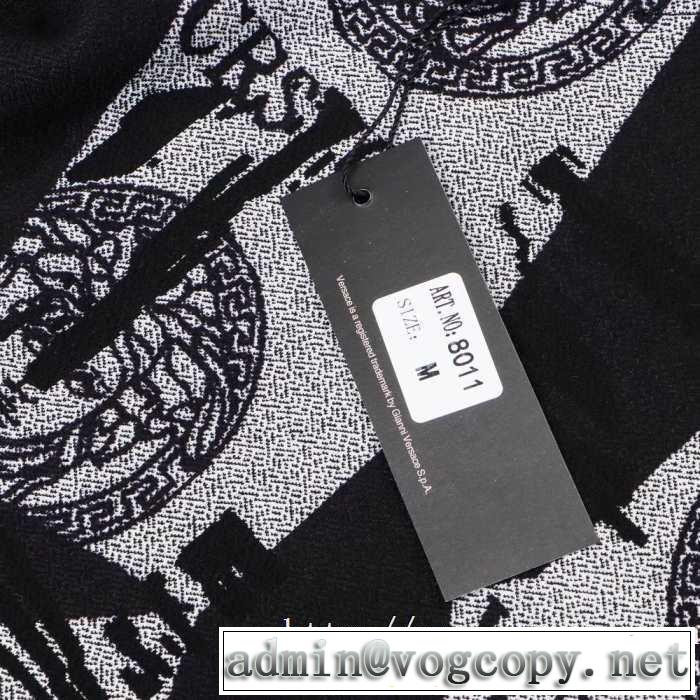 ヴェルサーチ VERSACE プルオーバーパーカー  秋冬ファッションコーディネート 2019秋冬トレンドデザイン
