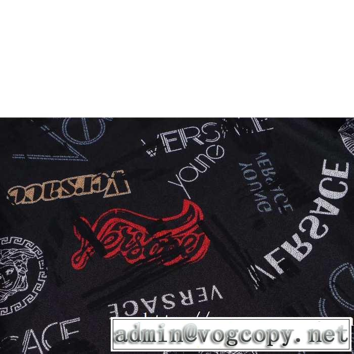 2019-20秋冬トレンドファッション 活躍するトレンドアイテム ヴェルサーチ VERSACE プルオーバーパーカー