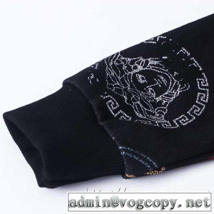 2019-20秋冬トレンドファッション 活躍するトレンドアイテム ヴェルサーチ VERSACE プルオーバーパーカー