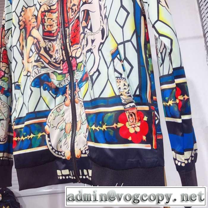 ブルゾン ヴェルサーチ VERSACE 着心地もなめらかで快適 最新秋冬トレンドをチェック！2019-20秋冬