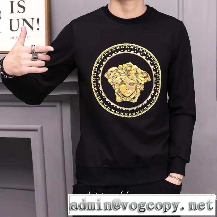 プルオーバーパーカー 2019秋のファッショントレンドはこれ おしゃれに秋を迎えるために ヴェルサーチ VERSACE
