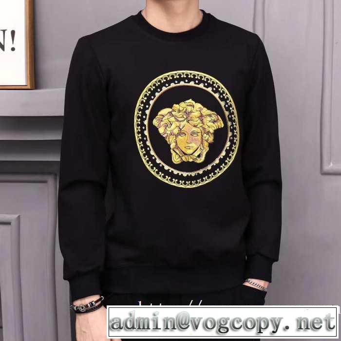 プルオーバーパーカー 2019秋のファッショントレンドはこれ おしゃれに秋を迎えるために ヴェルサーチ VERSACE