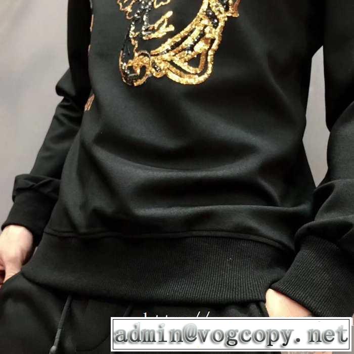 2019-20秋冬取り入れやすい ヴェルサーチ VERSACE プルオーバーパーカー 秋冬にお世話になる定番