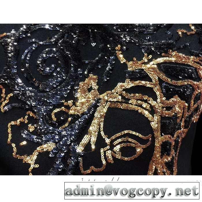 2019-20秋冬取り入れやすい ヴェルサーチ VERSACE プルオーバーパーカー 秋冬にお世話になる定番