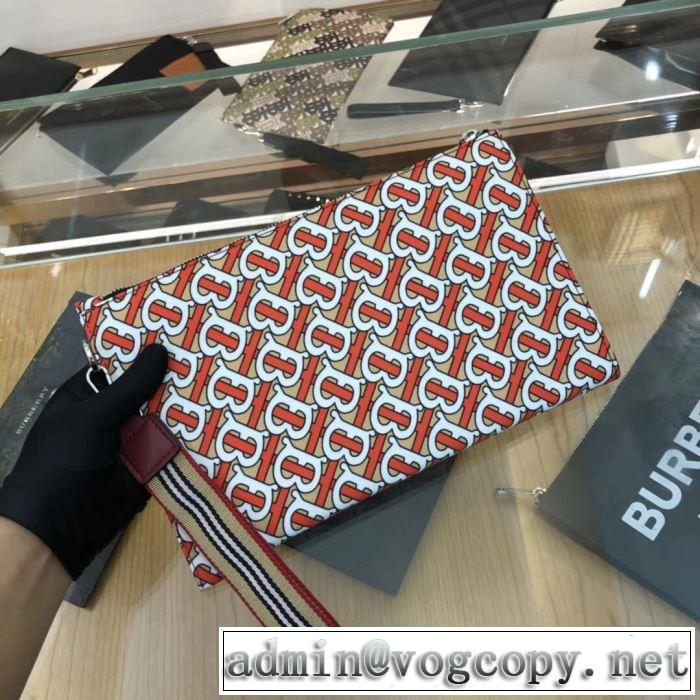 ポーチ   バーバリー限定アイテムが登場  BURBERRY 通勤通学どちらでも使え