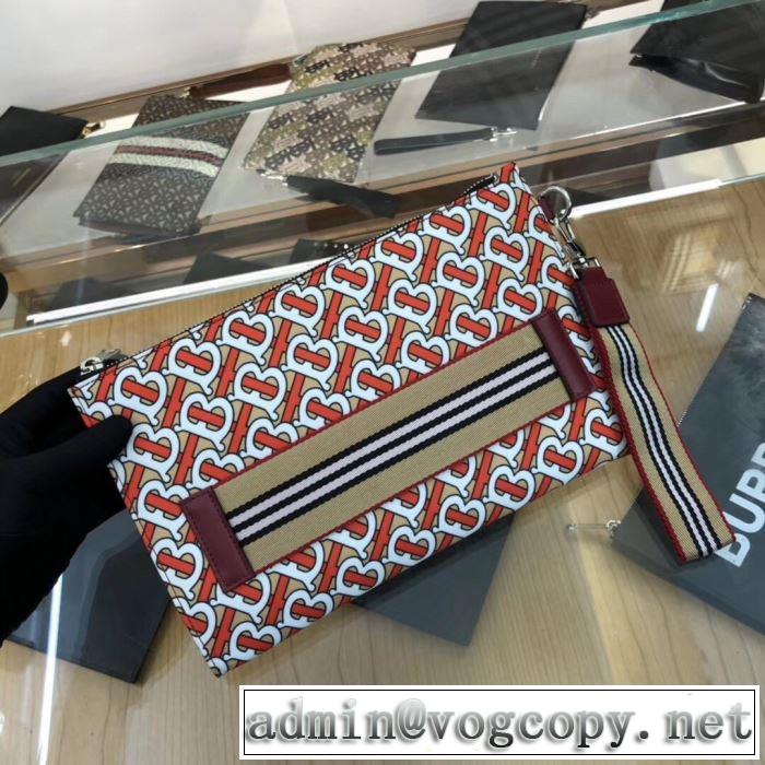 ポーチ   バーバリー限定アイテムが登場  BURBERRY 通勤通学どちらでも使え