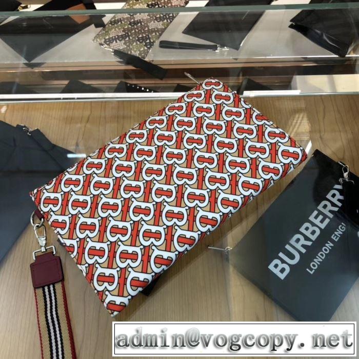 ポーチ   バーバリー限定アイテムが登場  BURBERRY 通勤通学どちらでも使え
