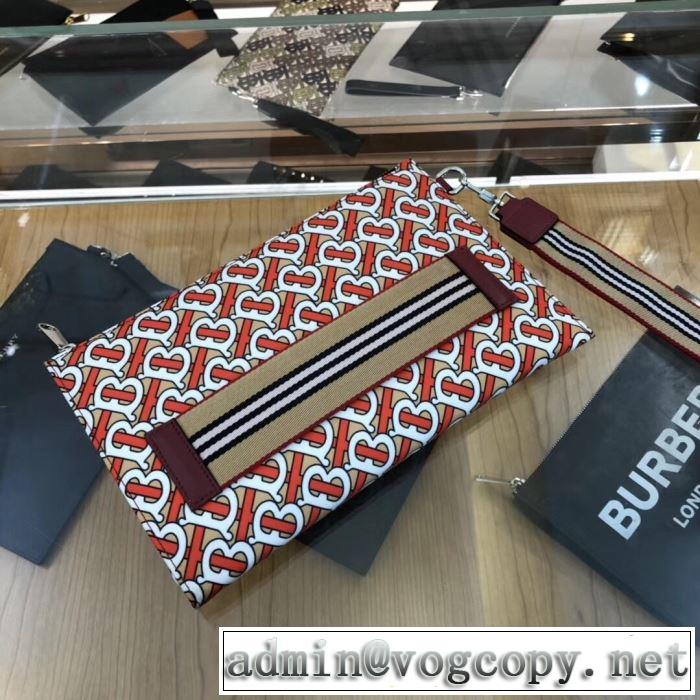ポーチ   バーバリー限定アイテムが登場  BURBERRY 通勤通学どちらでも使え
