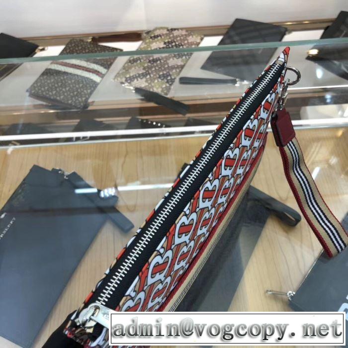 ポーチ   バーバリー限定アイテムが登場  BURBERRY 通勤通学どちらでも使え