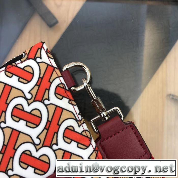 ポーチ   バーバリー限定アイテムが登場  BURBERRY 通勤通学どちらでも使え