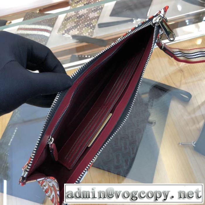 ポーチ   バーバリー限定アイテムが登場  BURBERRY 通勤通学どちらでも使え