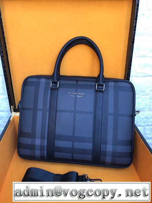 コーデの完成度を高める ハンドバッグ  この時期の一番人気は バーバリー BURBERRY