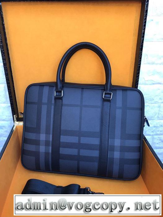 コーデの完成度を高める ハンドバッグ  この時期の一番人気は バーバリー BURBERRY
