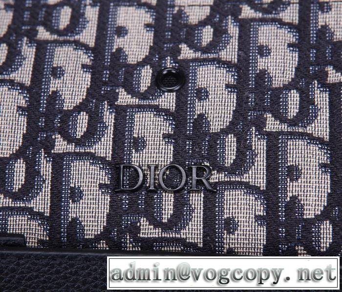 ディオール普段見ないデザインばかり  DIOR 価格帯が低い リュック 幅広いアイテムを展開