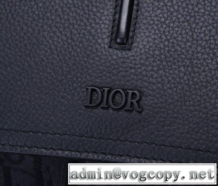 価格帯が低い ディオール DIOR 非常にシンプルなデザインな リュック 高級感のある素材
