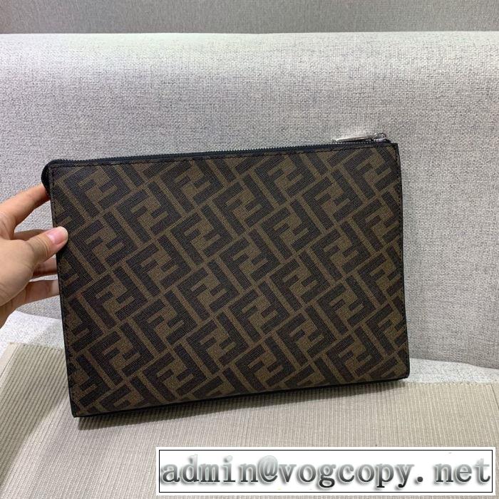 普段使いにも最適なアイテム ポーチ  ストリート感あふれ フェンディ FENDI