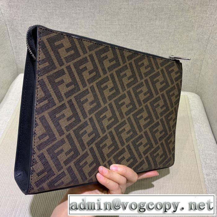 普段使いにも最適なアイテム ポーチ  ストリート感あふれ フェンディ FENDI