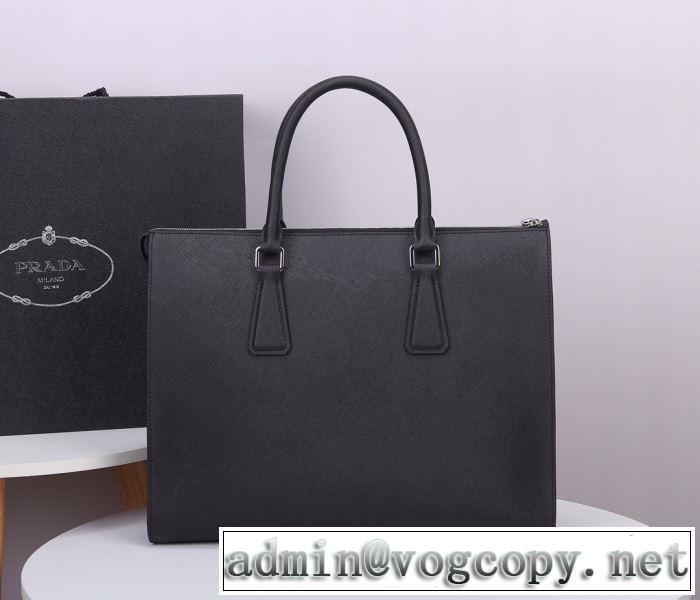 ビジネスバッグ 高級感のある素材 プラダ 一番手に入れやすい PRADA  2020年春限定
