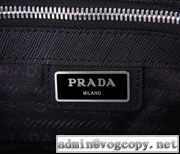 ビジネスバッグ 高級感のある素材 プラダ 一番手に入れやすい PRADA  2020年春限定