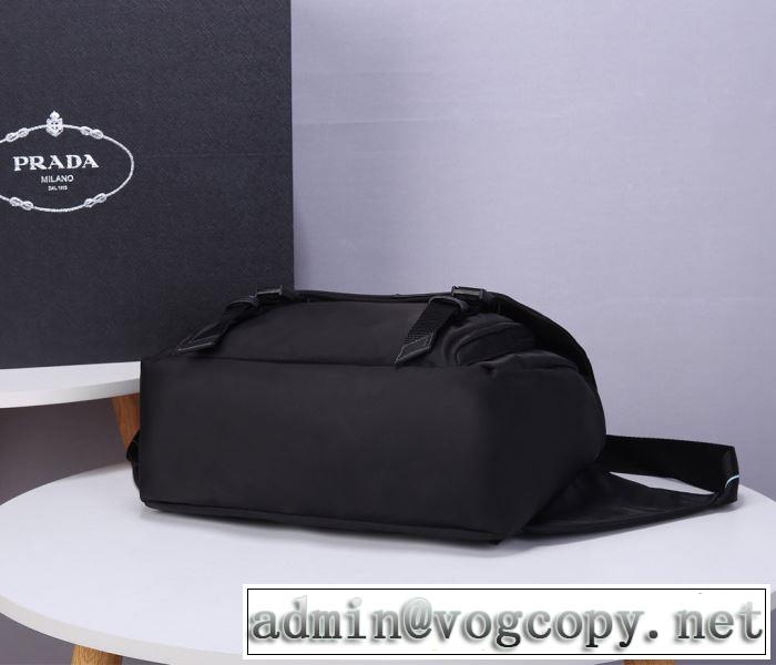 ショルダーバッグ ストリート感あふれ プラダ PRADA 普段使いにも最適なアイテム