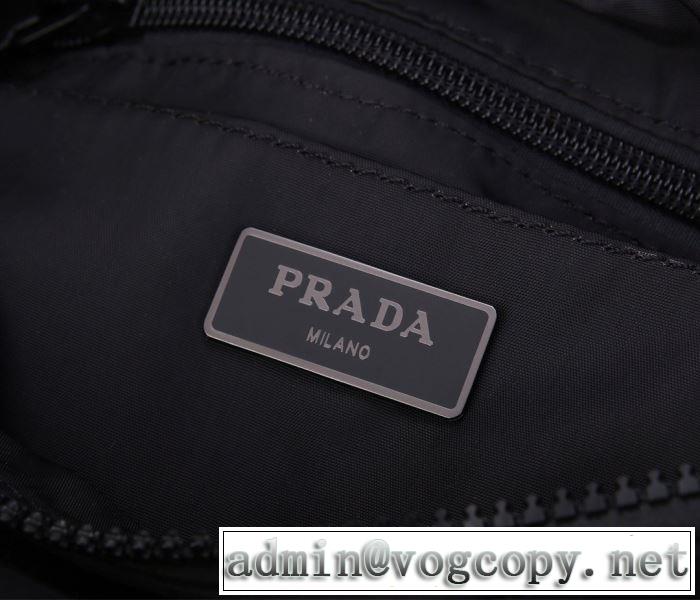 ショルダーバッグ ストリート感あふれ プラダ PRADA 普段使いにも最適なアイテム
