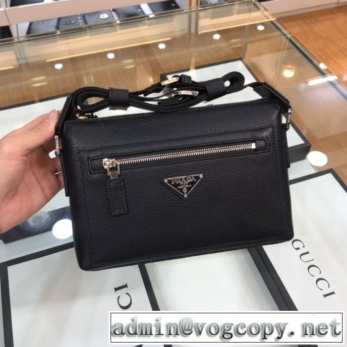 普段使いにも最適なアイテム プラダ PRADA ストリート感あふれ ミニバッグ