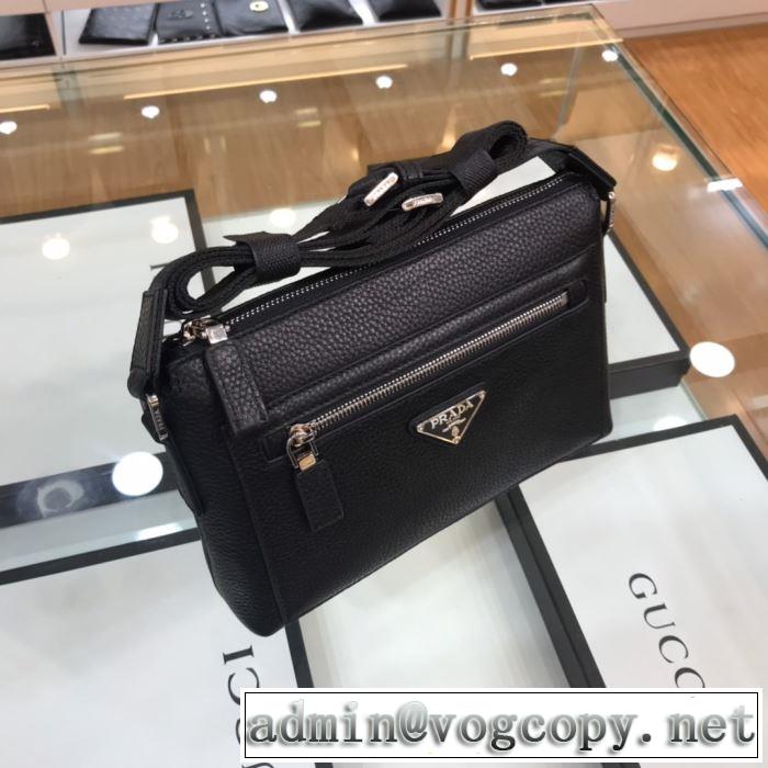普段使いにも最適なアイテム プラダ PRADA ストリート感あふれ ミニバッグ