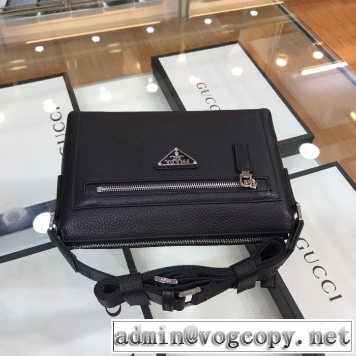 普段使いにも最適なアイテム プラダ PRADA ストリート感あふれ ミニバッグ