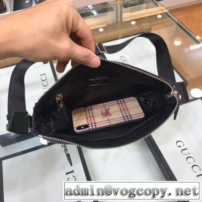 普段使いにも最適なアイテム プラダ PRADA ストリート感あふれ ミニバッグ