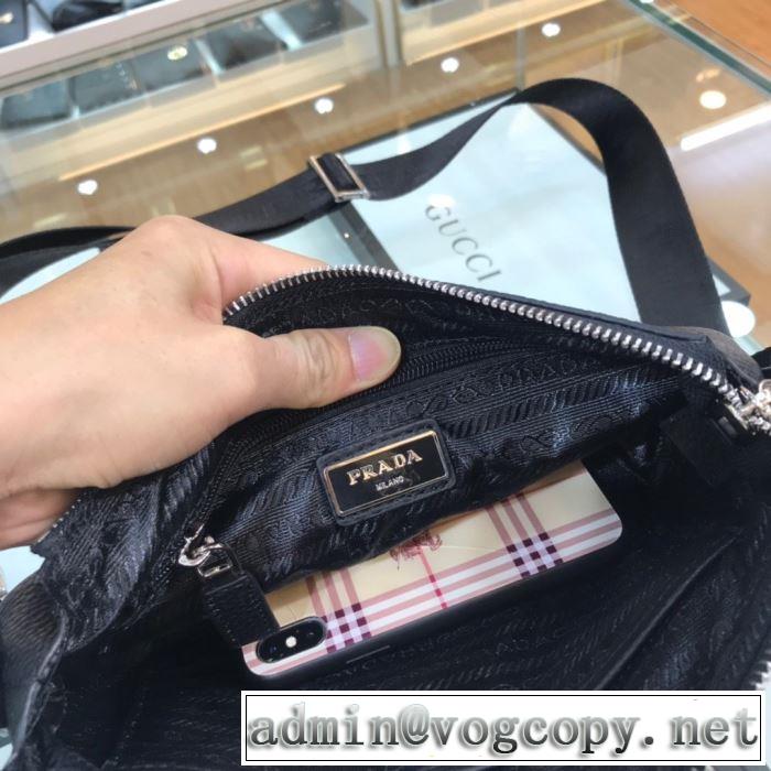 普段使いにも最適なアイテム プラダ PRADA ストリート感あふれ ミニバッグ
