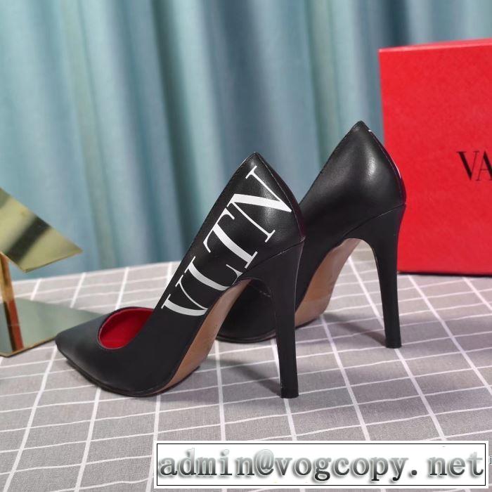 2019秋冬トレンド押さえておきたい ヴァレンティノ 人気ブランドの秋冬新色 VALENTINO 注目の秋ファッション一番 パンプス