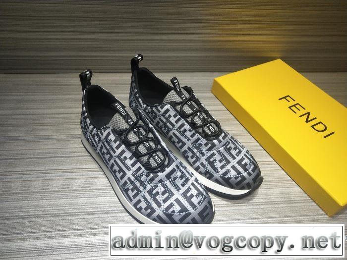 秋服コーデ2019年版 フェンディ FENDI 大胆なチェックの人気トレンド ランニングシューズ 秋にはやる最新作を先取り