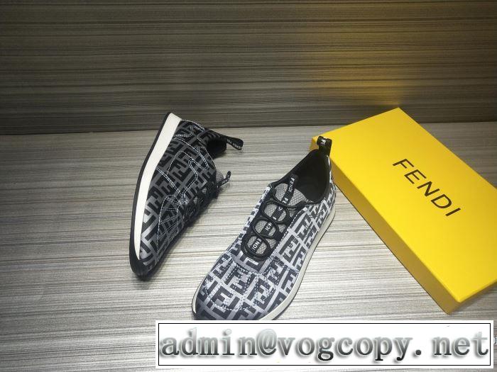 秋服コーデ2019年版 フェンディ FENDI 大胆なチェックの人気トレンド ランニングシューズ 秋にはやる最新作を先取り