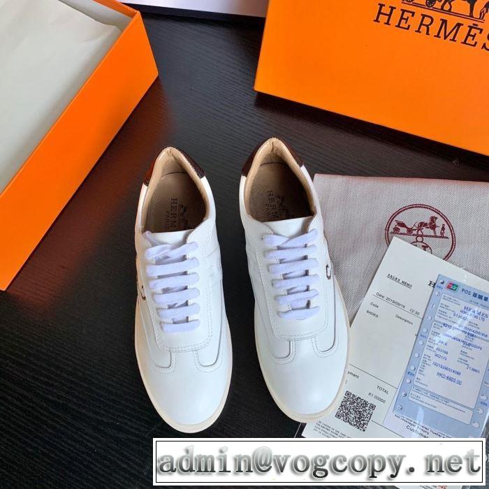 大人かわいい秋冬コーデを楽しみ エルメス HERMES 2019秋のファッショントレンドはこれ ランニングシューズ 秋ファションのトレンド