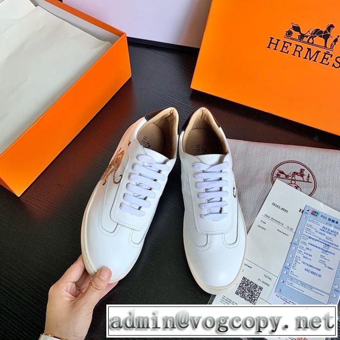 大人かわいい秋冬コーデを楽しみ エルメス HERMES 2019秋のファッショントレンドはこれ ランニングシューズ 秋ファションのトレンド