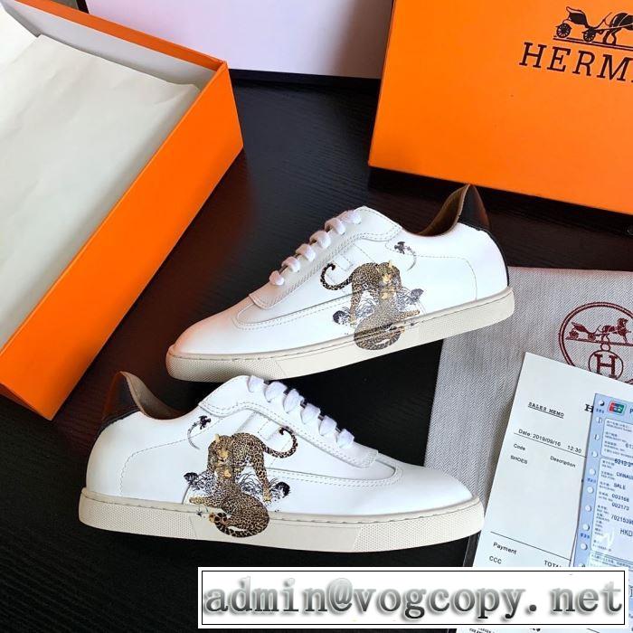 大人かわいい秋冬コーデを楽しみ エルメス HERMES 2019秋のファッショントレンドはこれ ランニングシューズ 秋ファションのトレンド