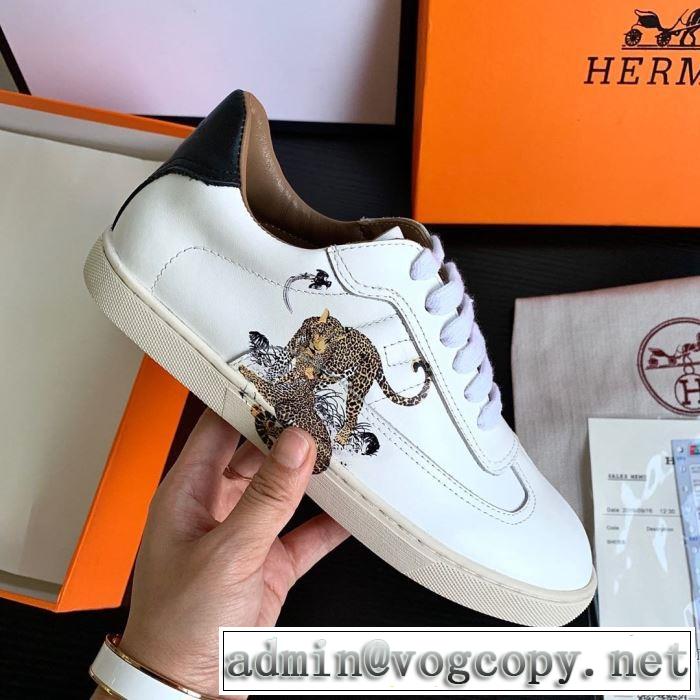 大人かわいい秋冬コーデを楽しみ エルメス HERMES 2019秋のファッショントレンドはこれ ランニングシューズ 秋ファションのトレンド