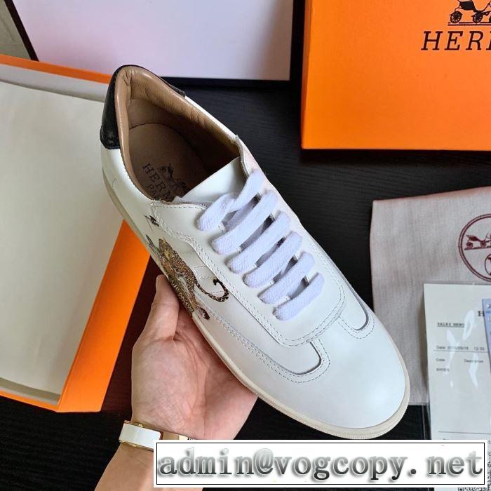 大人かわいい秋冬コーデを楽しみ エルメス HERMES 2019秋のファッショントレンドはこれ ランニングシューズ 秋ファションのトレンド
