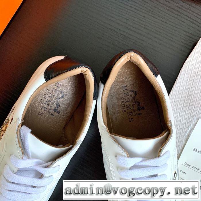 大人かわいい秋冬コーデを楽しみ エルメス HERMES 2019秋のファッショントレンドはこれ ランニングシューズ 秋ファションのトレンド