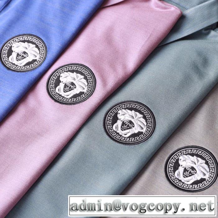 2020春夏限定VERSACEメドゥーサの刺繍入り ポロシャツ 着こなし ヴェルサーチ スーパーコピー ゴルフ紳士ウェア人気